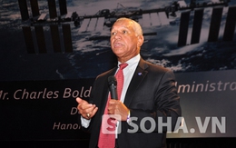 Giám đốc NASA Charles Bolden “thôi miên” hàng nghìn teen Amsterdam Hà Nội